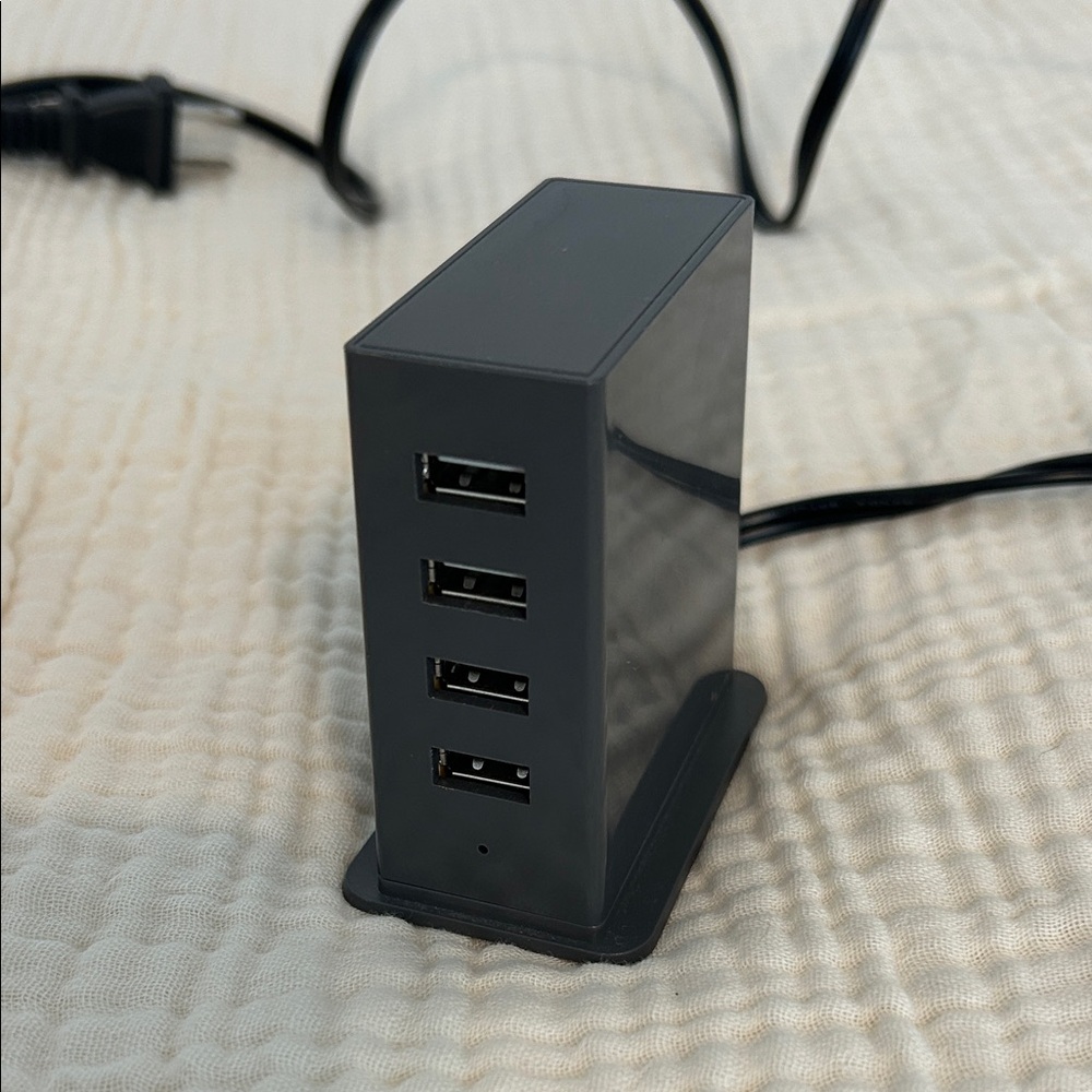 4-Port USB Charging Hub in Black by Vivitar